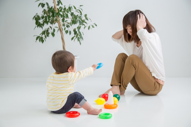 子供と悩んでいる母親