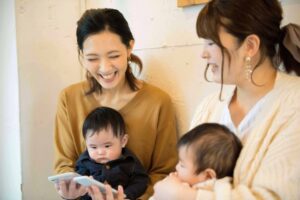 スマホを見るママ友と子供