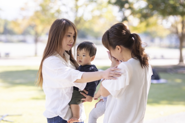 ママ友になぐさめられている母親